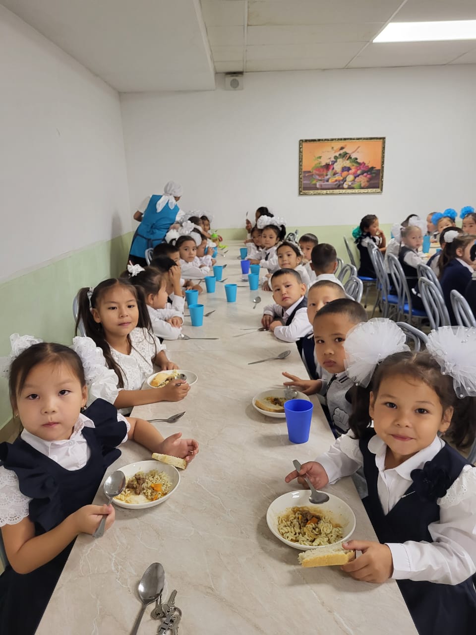 Оқушылардың асханадағы тамақтану сәтінен