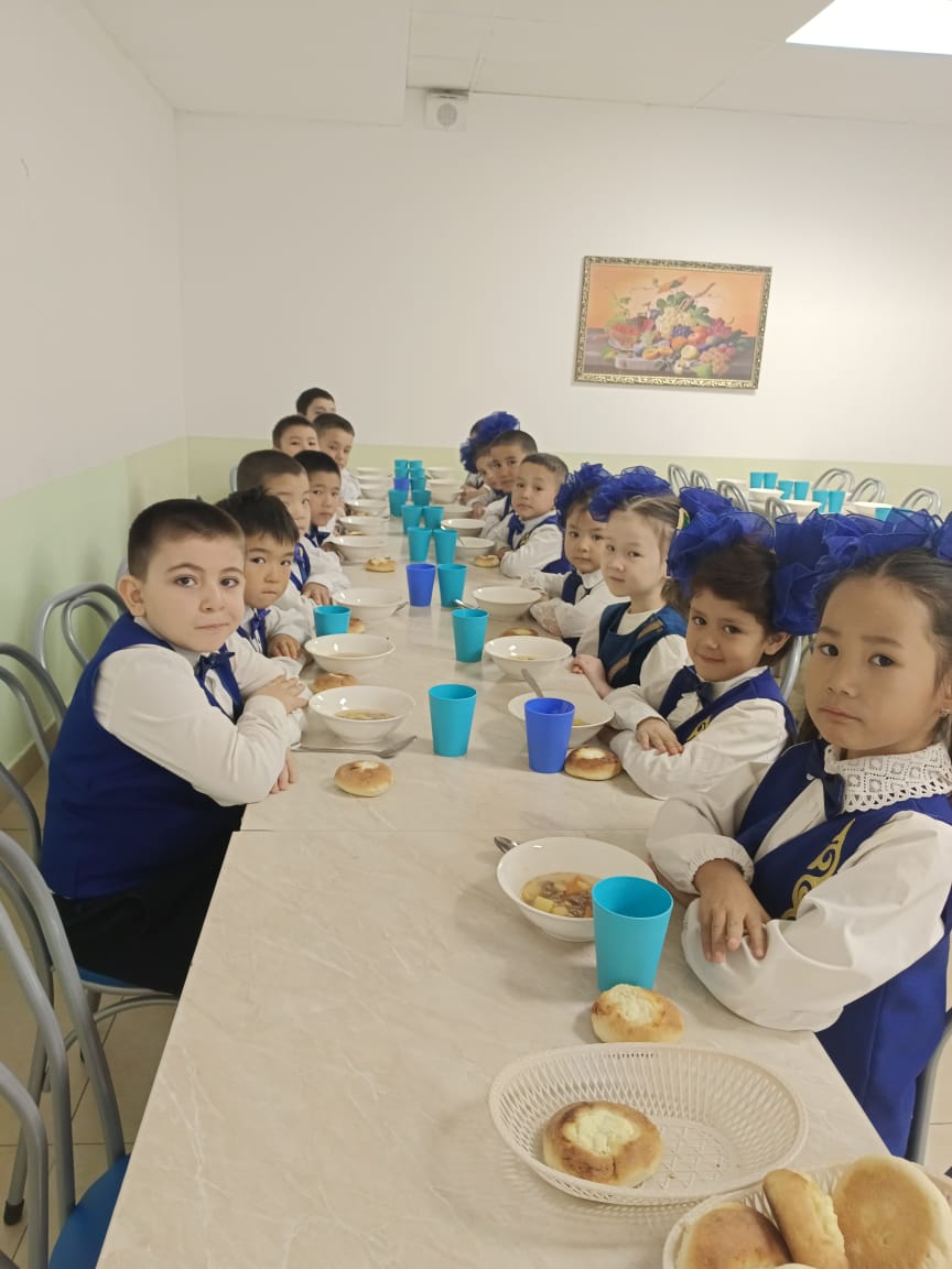 Оқушылардың асханадағы тамақтану сәтінен